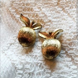 Sarah Coventry apple earrings 🍎